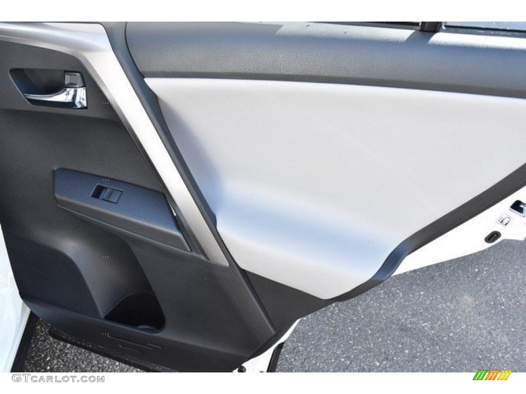 2018 RAV4 XLE - Super White / Black photo #23