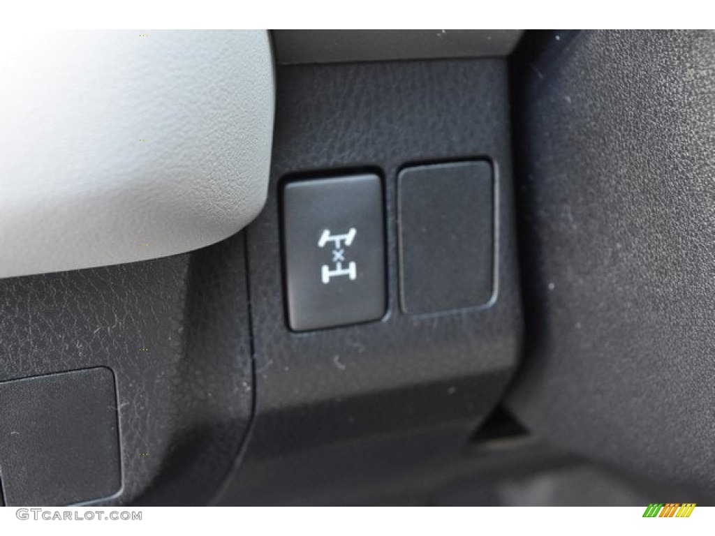 2018 RAV4 XLE - Super White / Black photo #26
