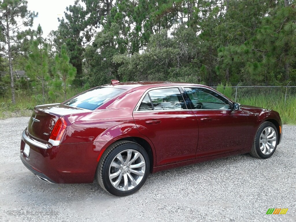 2018 300 Touring - Velvet Red Pearl / Black/Linen photo #5