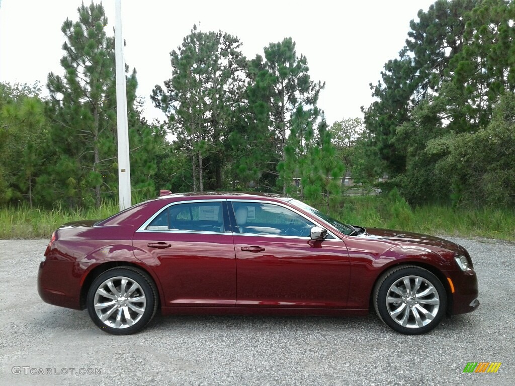 2018 300 Touring - Velvet Red Pearl / Black/Linen photo #6