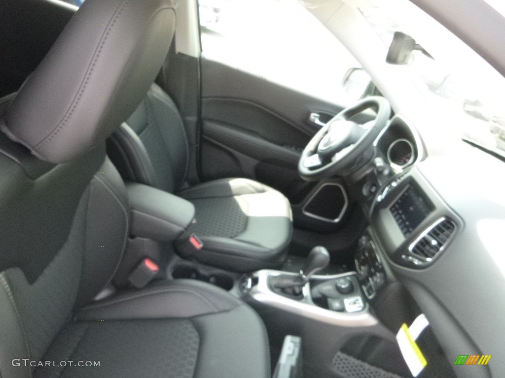 2018 Compass Latitude 4x4 - White / Black photo #10