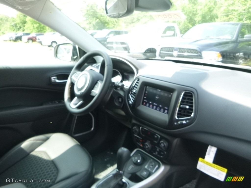 2018 Compass Latitude 4x4 - White / Black photo #11