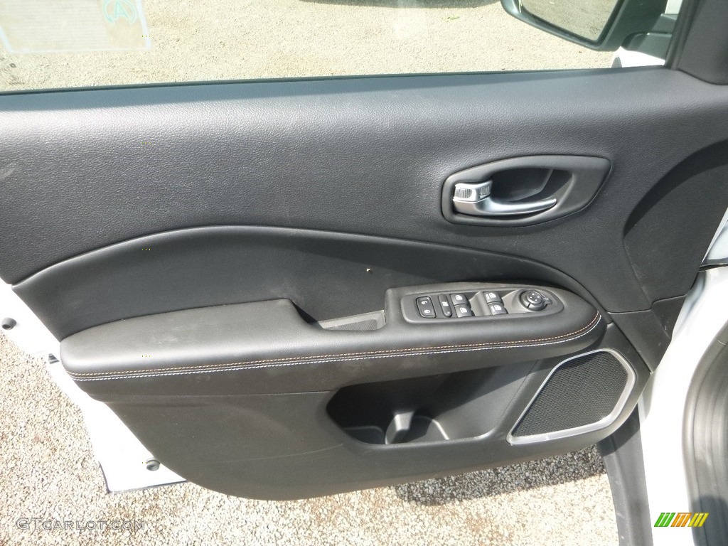 2018 Compass Latitude 4x4 - White / Black photo #13