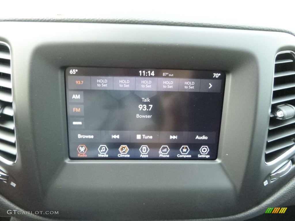 2018 Compass Latitude 4x4 - White / Black photo #16