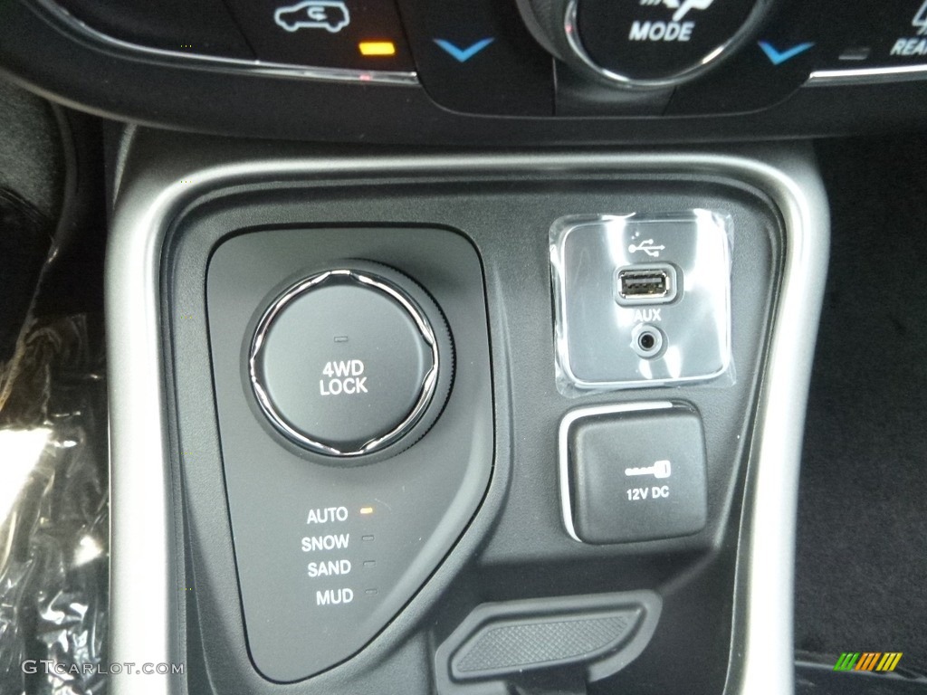 2018 Compass Latitude 4x4 - White / Black photo #20