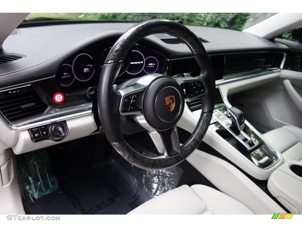 2018 Porsche Panamera 4 Sport Turismo Black/Chalk Steering Wheel Photo #128145190