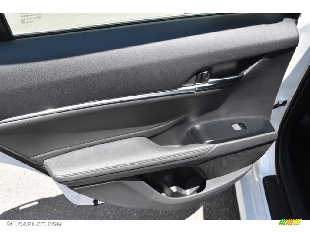 2018 Camry XLE - Wind Chill Pearl / Black photo #21