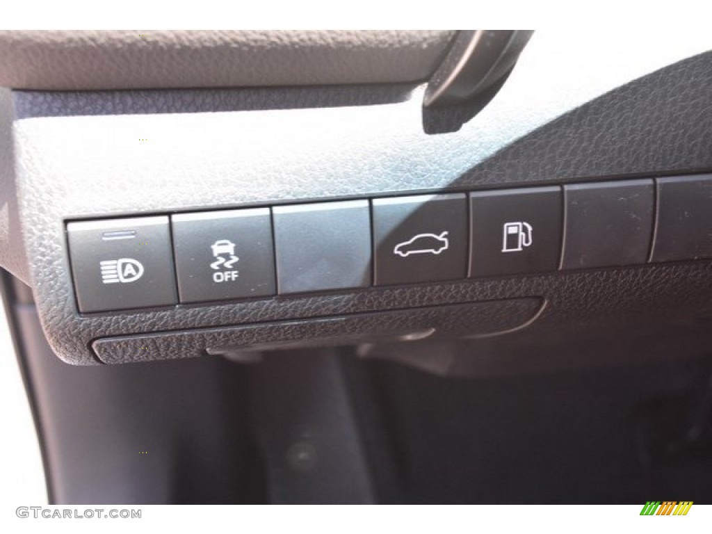 2018 Camry XLE - Wind Chill Pearl / Black photo #25