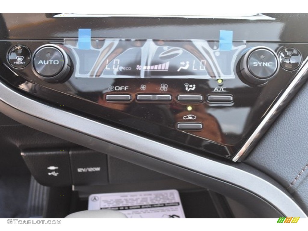 2018 Camry XLE - Wind Chill Pearl / Black photo #29