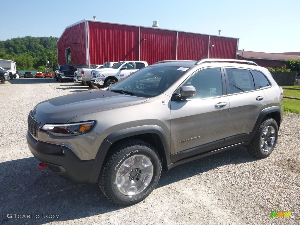 2019 Cherokee Trailhawk 4x4 - Light Brownstone Pearl / Black photo #1