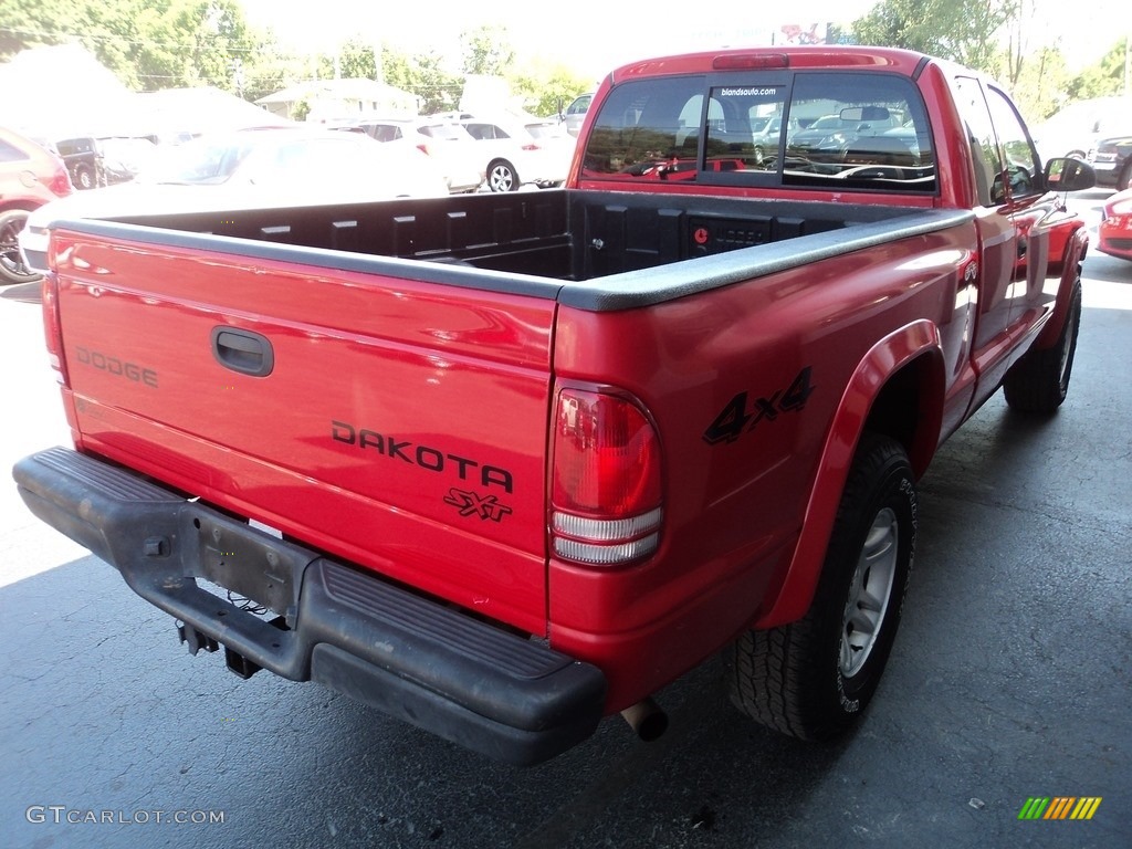2004 Dakota SXT Club Cab 4x4 - Flame Red / Dark Slate Gray photo #4