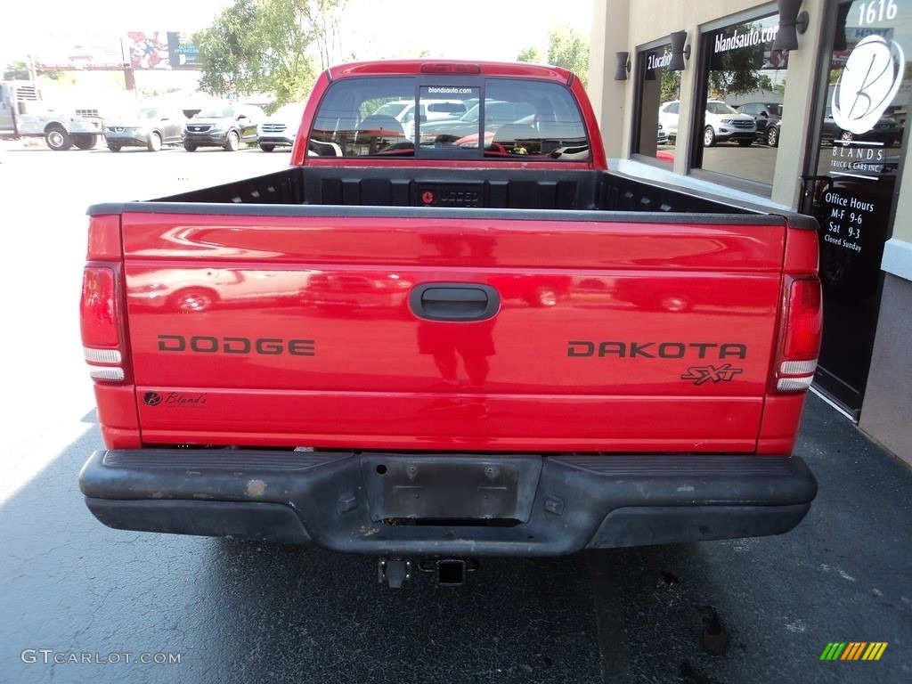 2004 Dakota SXT Club Cab 4x4 - Flame Red / Dark Slate Gray photo #17
