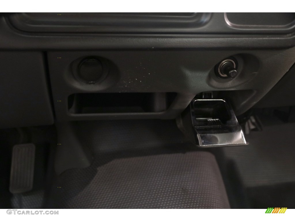 2004 Silverado 1500 Regular Cab - Silver Birch Metallic / Dark Charcoal photo #12