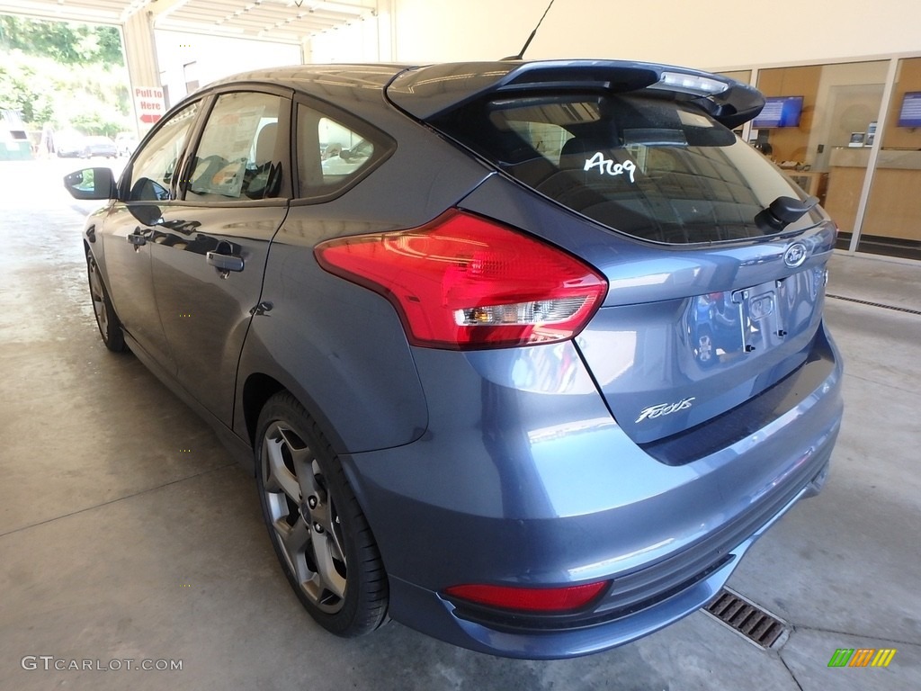2018 Focus ST Hatch - Blue Metallic / Charcoal Black photo #3