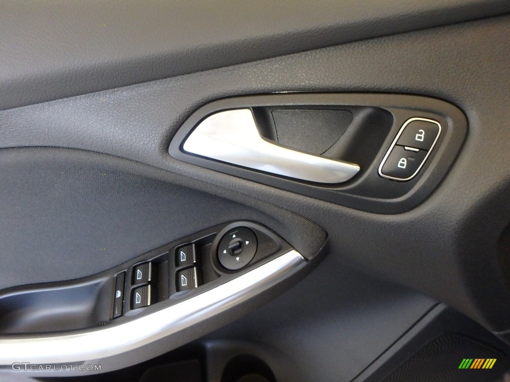 2018 Focus ST Hatch - Blue Metallic / Charcoal Black photo #9