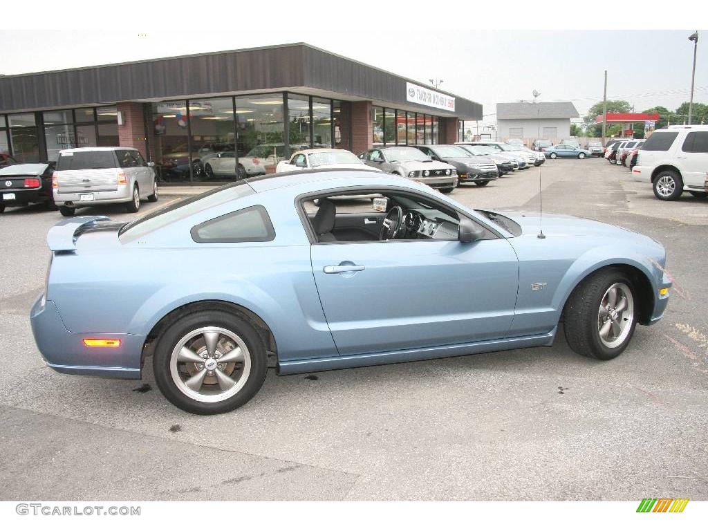 2005 Mustang GT Deluxe Coupe - Windveil Blue Metallic / Dark Charcoal photo #15