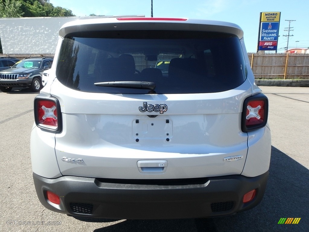 2018 Renegade Latitude 4x4 - Glacier Metallic / Black photo #4