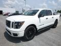 Front 3/4 View of 2018 Titan SV Crew Cab 4x4 Midnight Edition