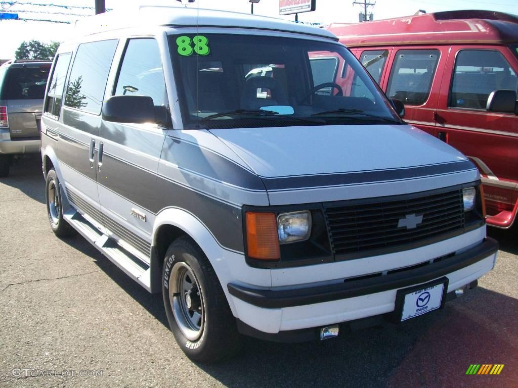 1988 Astro Passenger Van - White / Gray photo #7