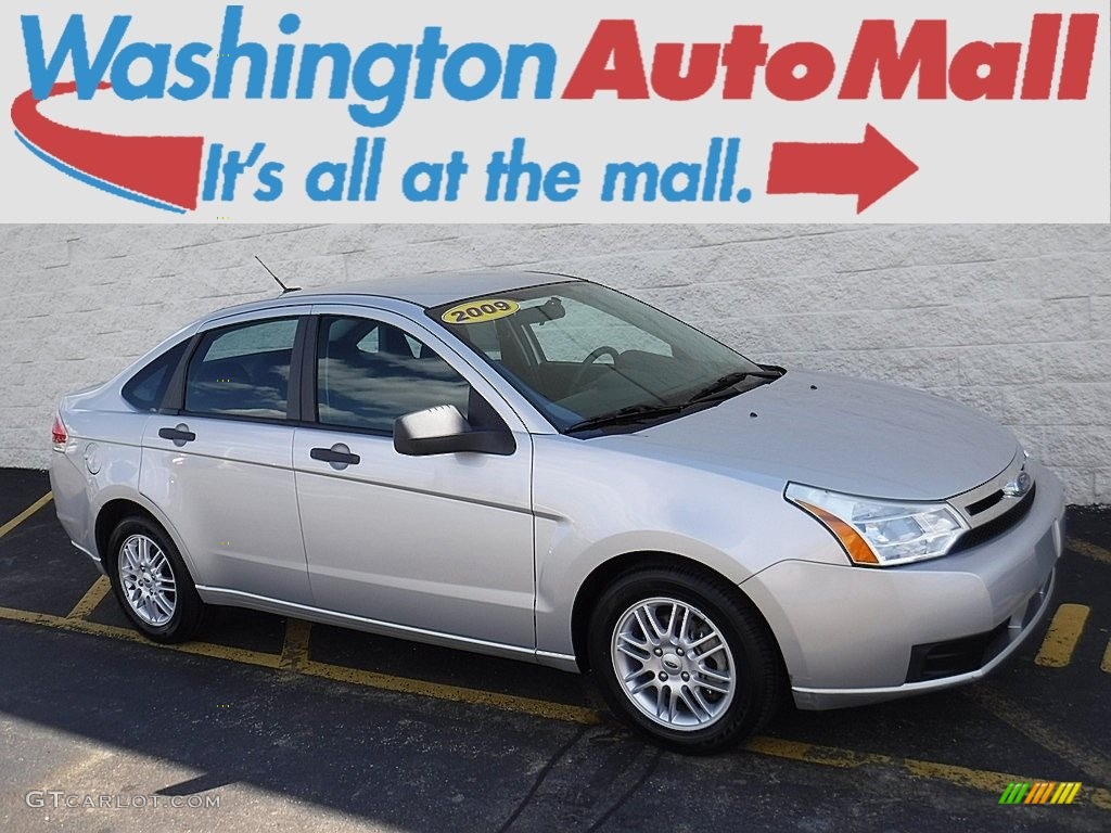 2009 Focus SE Sedan - Brilliant Silver Metallic / Charcoal Black photo #1