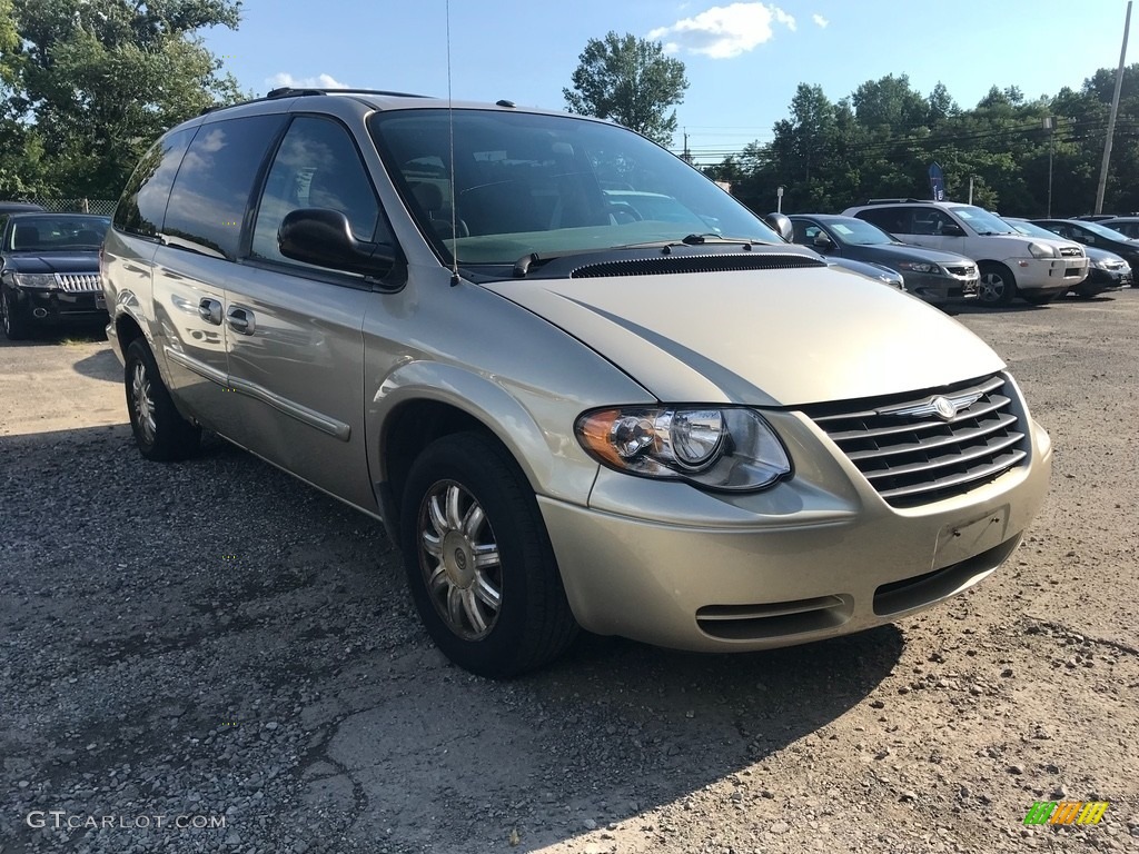 2007 Town & Country Touring - Linen Gold Metallic / Dark Khaki/Light Graystone photo #8