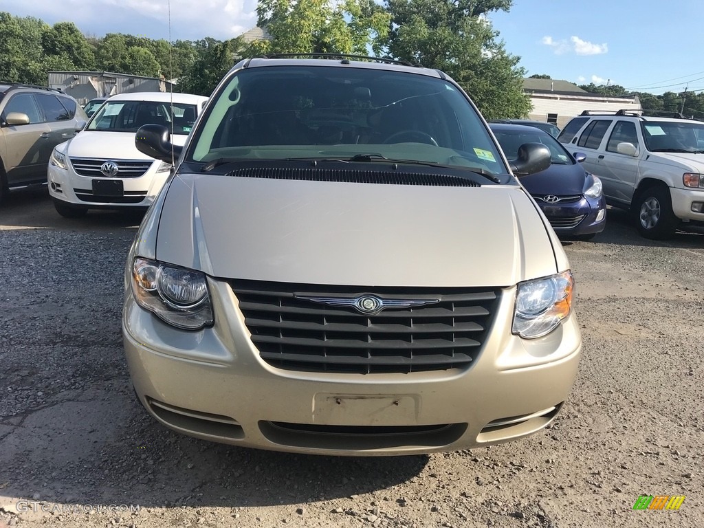 2007 Town & Country Touring - Linen Gold Metallic / Dark Khaki/Light Graystone photo #9