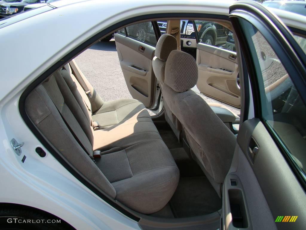 2004 Camry LE - Super White / Taupe photo #10