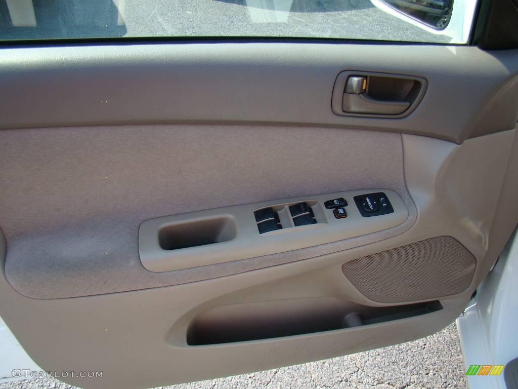 2004 Camry LE - Super White / Taupe photo #15