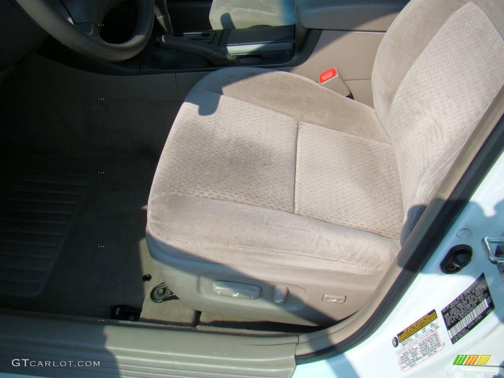 2004 Camry LE - Super White / Taupe photo #16