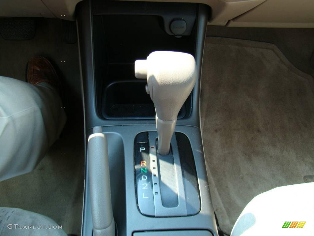 2004 Camry LE - Super White / Taupe photo #21