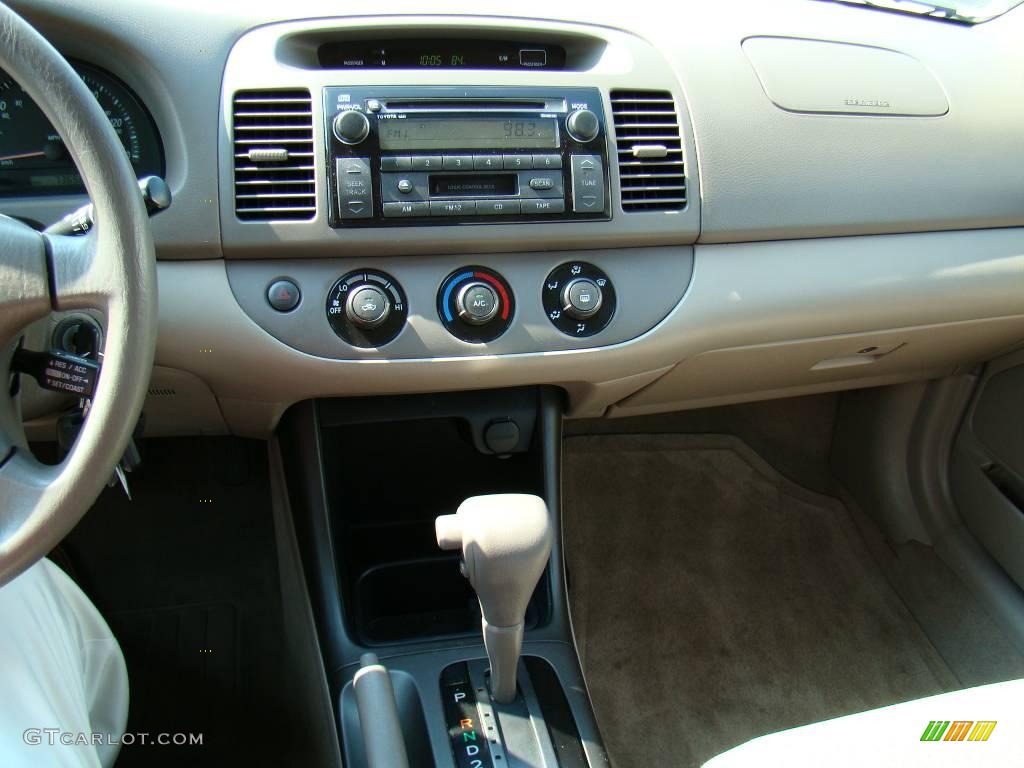 2004 Camry LE - Super White / Taupe photo #23
