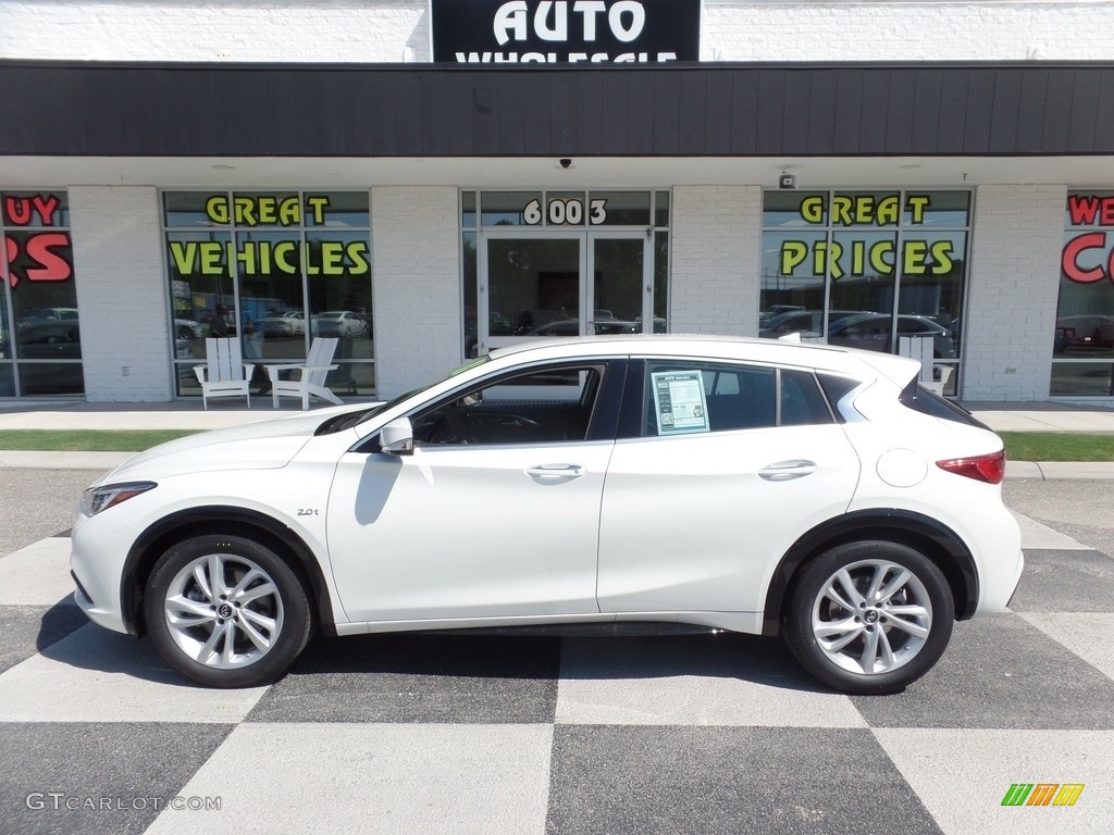2018 QX30  - Majestic White / Graphite photo #1