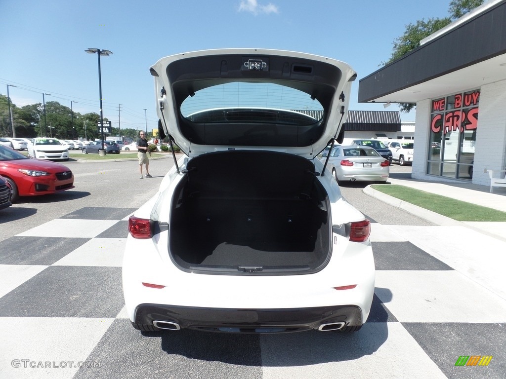 2018 QX30  - Majestic White / Graphite photo #5