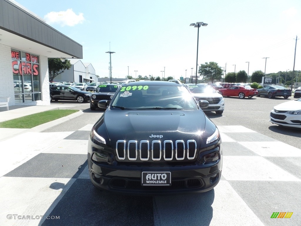 2018 Cherokee Latitude Plus 4x4 - Diamond Black Crystal Pearl / Black photo #2