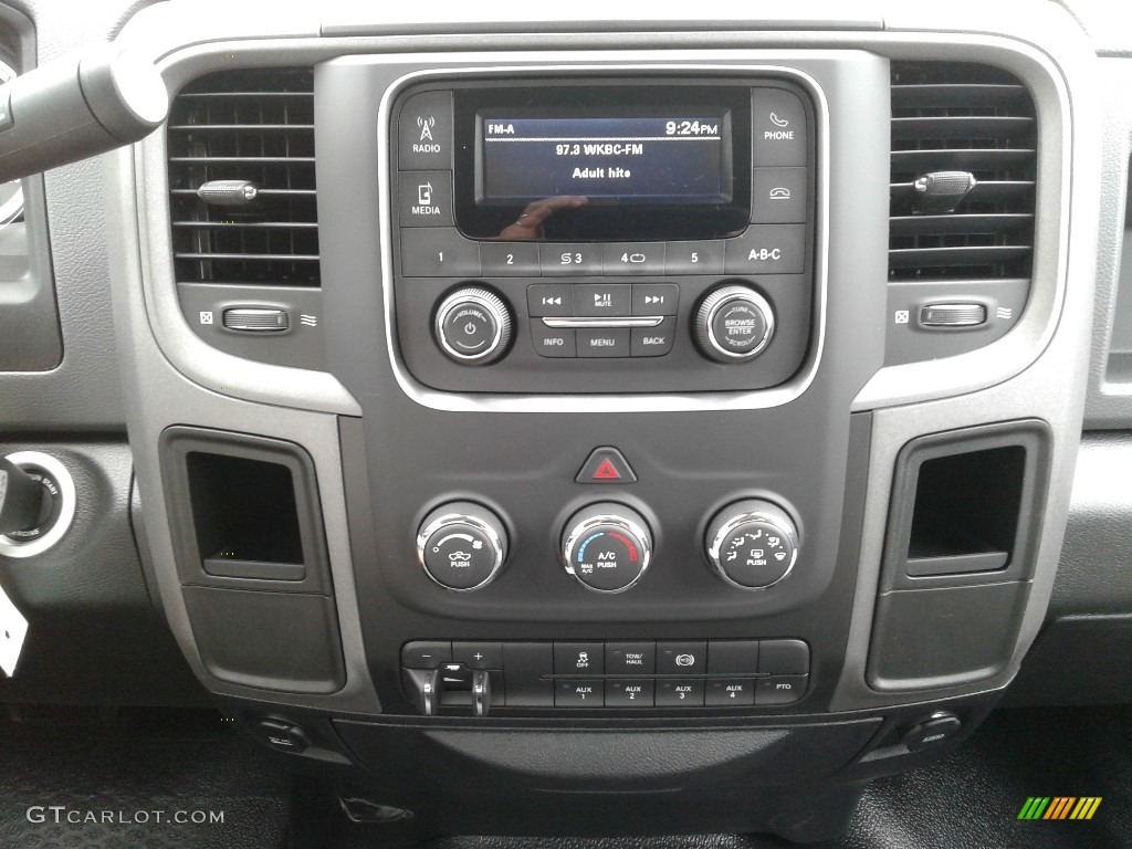 2018 Ram 5500 Tradesman Crew Cab Chassis Controls Photo #128405584