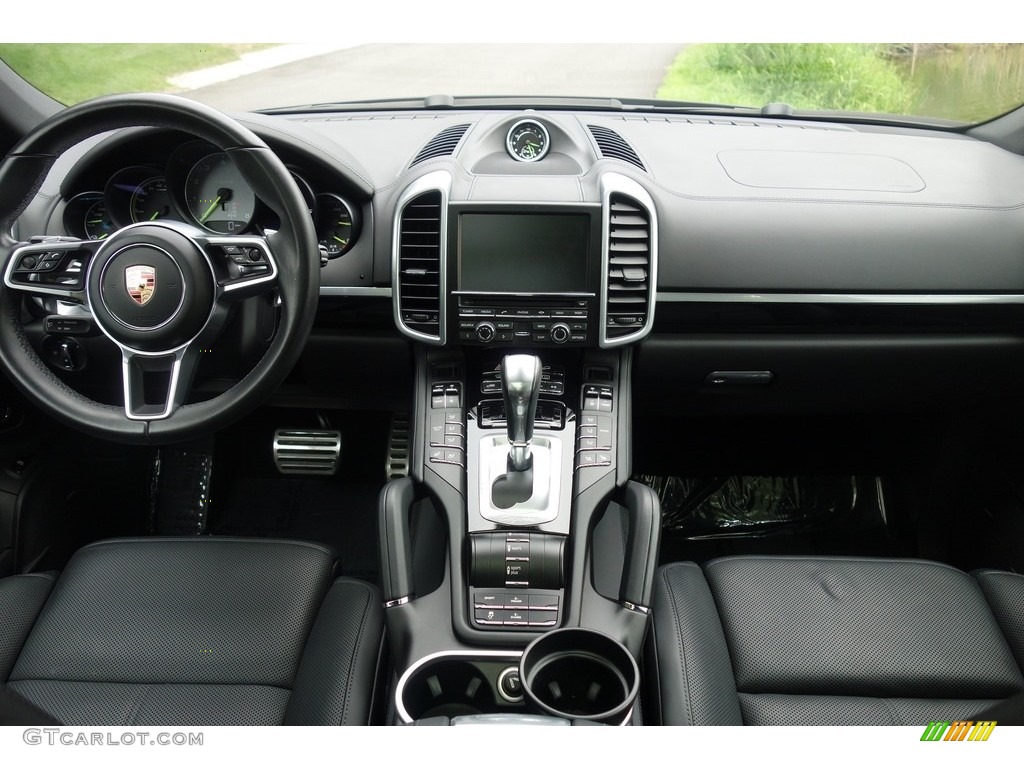 2016 Porsche Cayenne S E-Hybrid Black Dashboard Photo #128409754