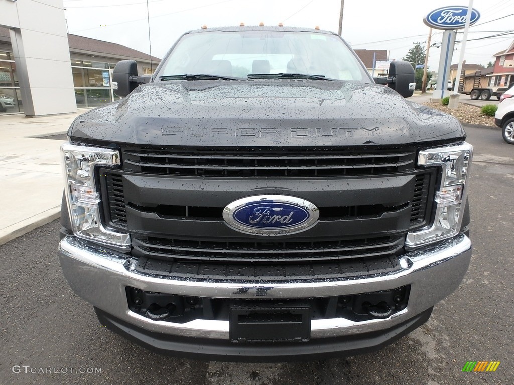 2019 F550 Super Duty XL SuperCab 4x4 Chassis - Black / Earth Gray photo #2