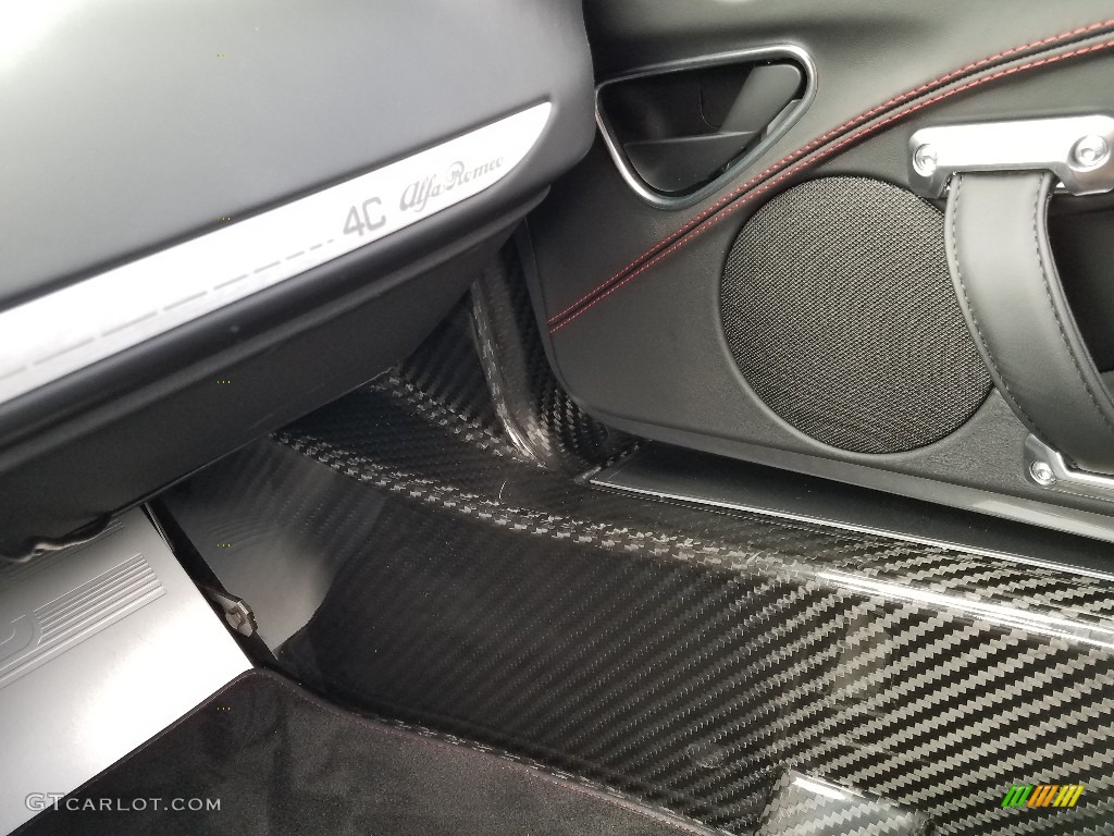 2017 Alfa Romeo 4C Coupe Marks and Logos Photos