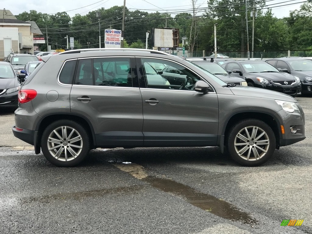 2011 Tiguan SE 4Motion - Reflex Silver Metallic / Charcoal photo #9