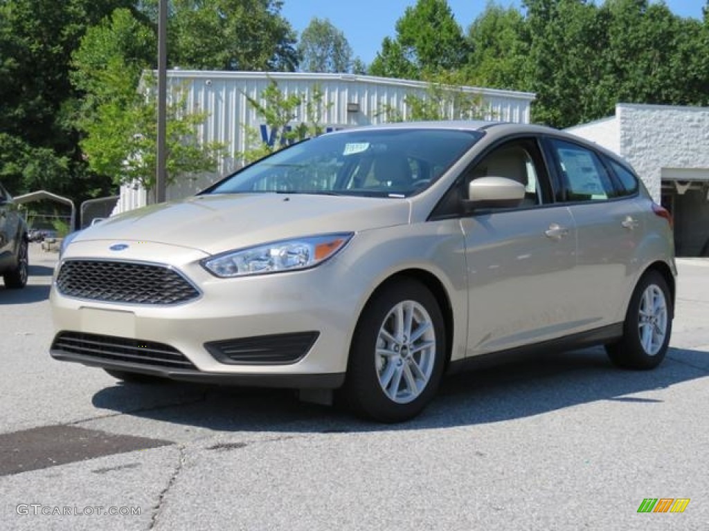 2018 Focus SE Hatch - White Gold / Charcoal Black photo #3