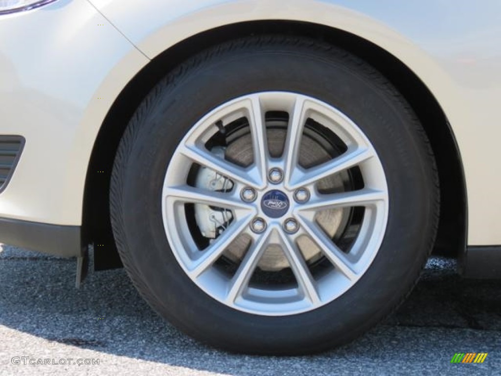 2018 Focus SE Hatch - White Gold / Charcoal Black photo #4