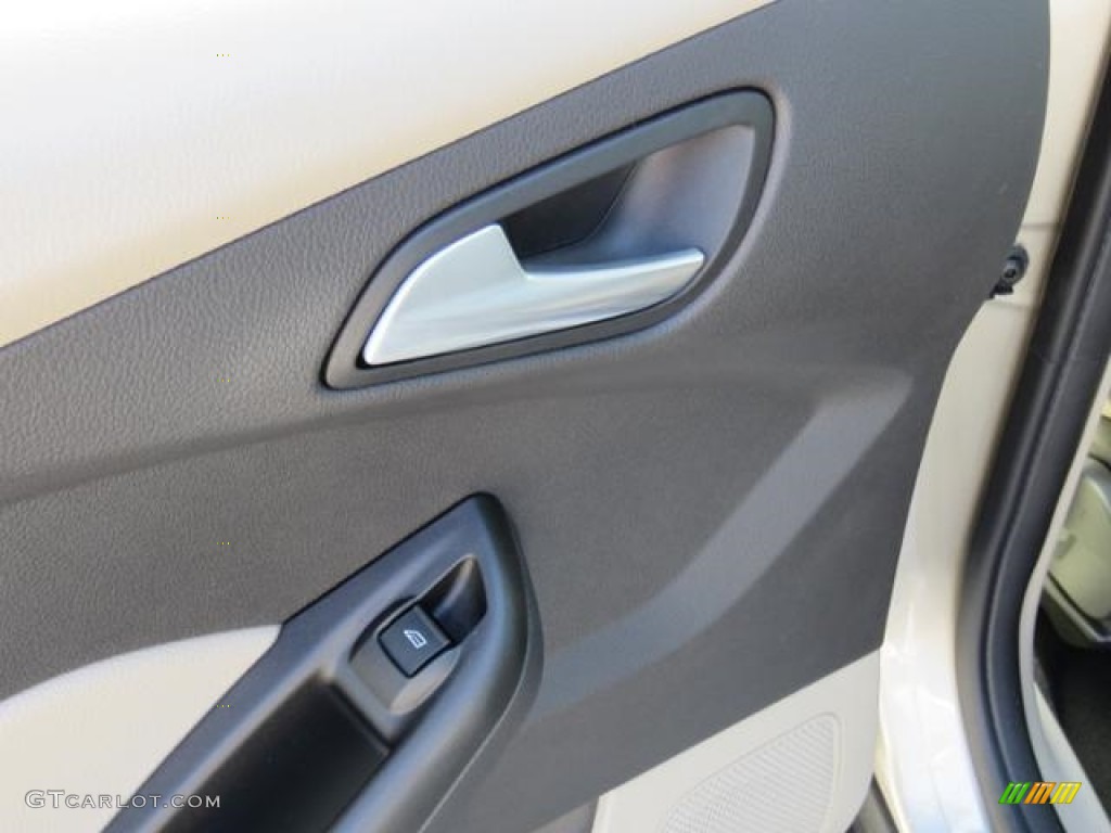 2018 Focus SE Hatch - White Gold / Charcoal Black photo #7