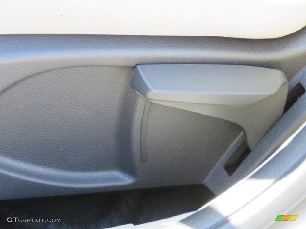 2018 Focus SE Hatch - White Gold / Charcoal Black photo #9