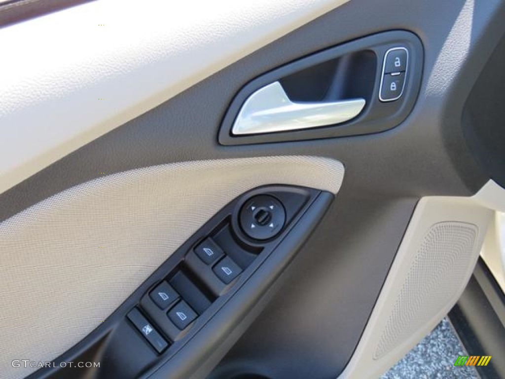 2018 Focus SE Hatch - White Gold / Charcoal Black photo #10