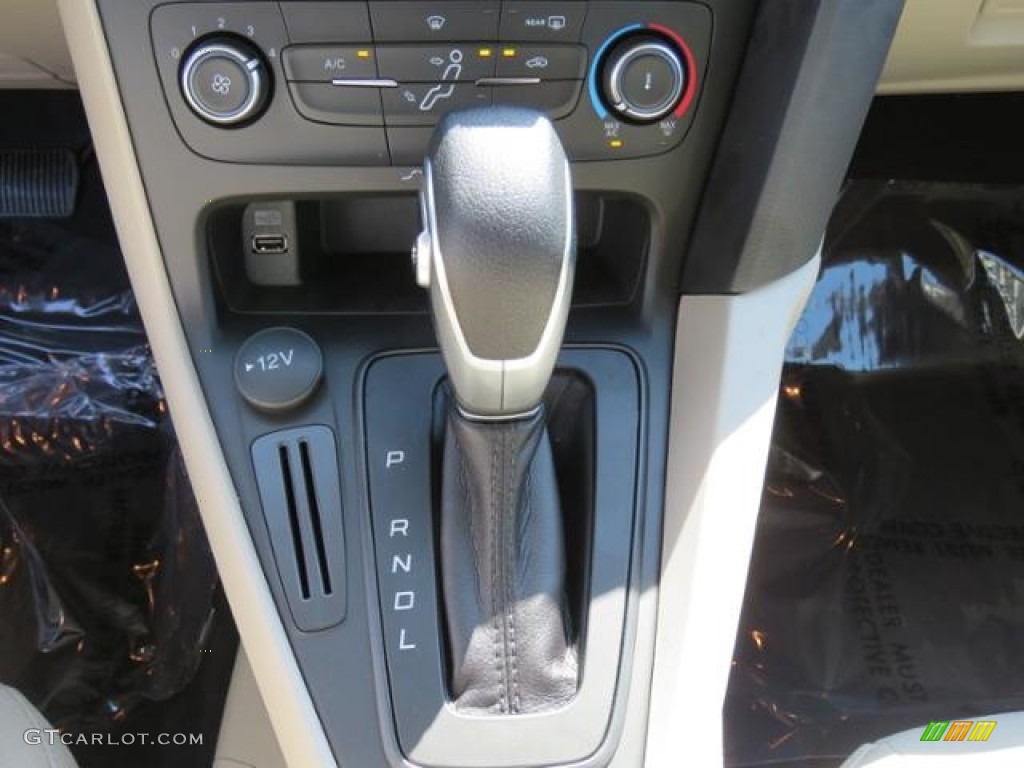 2018 Focus SE Hatch - White Gold / Charcoal Black photo #14