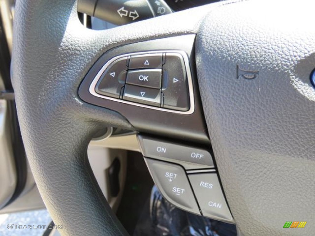 2018 Focus SE Hatch - White Gold / Charcoal Black photo #15