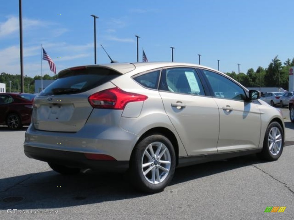 2018 Focus SE Hatch - White Gold / Charcoal Black photo #21