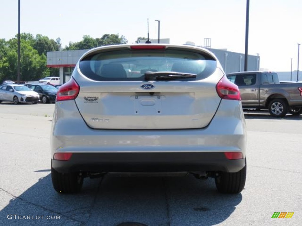 2018 Focus SE Hatch - White Gold / Charcoal Black photo #22