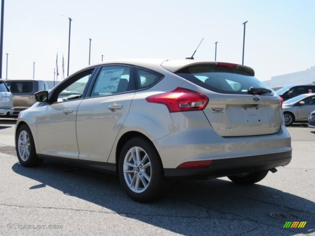 2018 Focus SE Hatch - White Gold / Charcoal Black photo #23