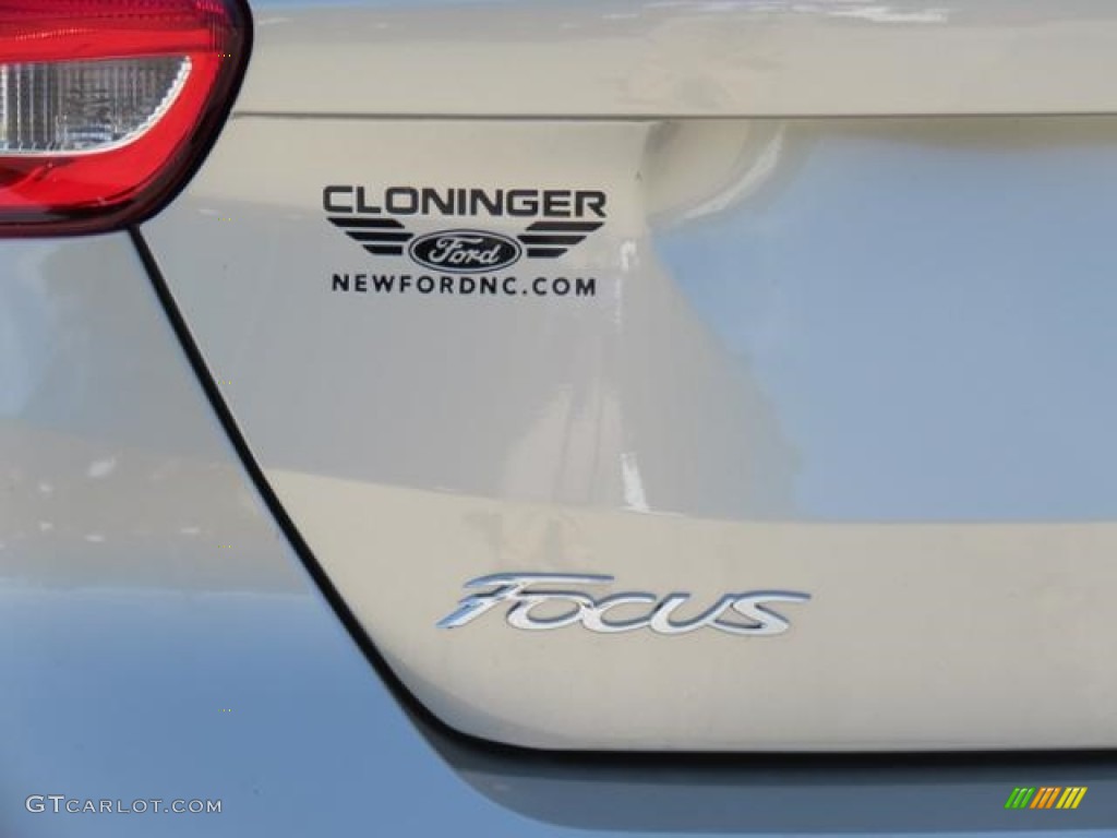 2018 Focus SE Hatch - White Gold / Charcoal Black photo #24